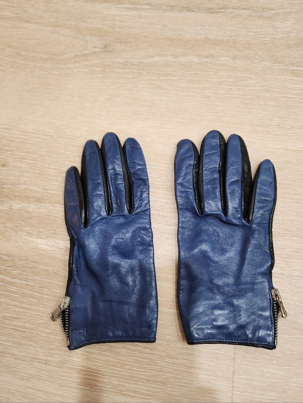 Like New 3.1 Phillip Lim colorblock blue black leather zip up gloves size XS/S